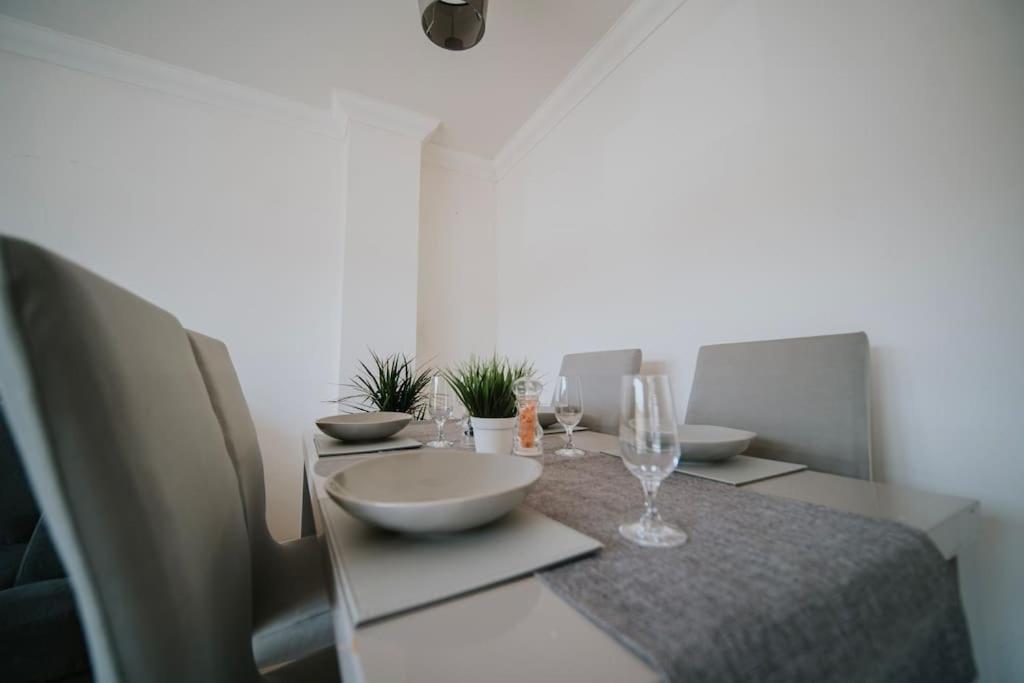 Linen Cottage- Parking, Leds, 4K Tvs, 5G Wifi And More! Bath Exterior foto