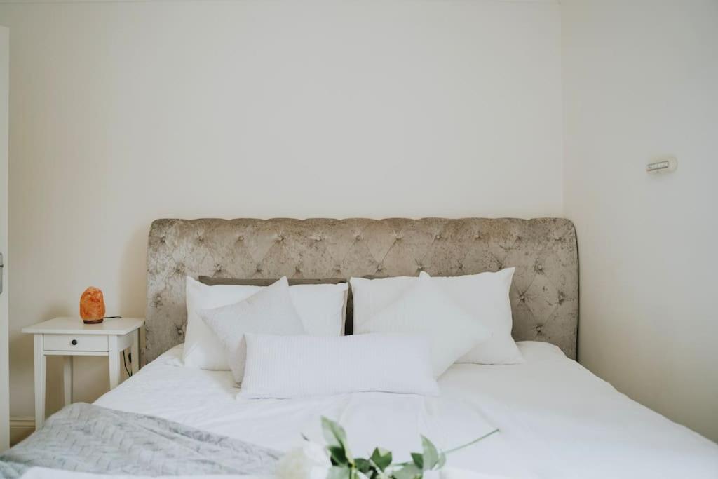 Linen Cottage- Parking, Leds, 4K Tvs, 5G Wifi And More! Bath Exterior foto